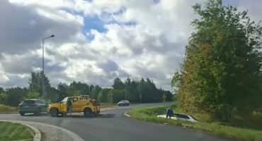 Kolizja przy Inwestycyjnej. 35-latka nie dostosowała prędkości, auto wjechało do rowu 