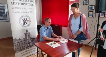 Radomszczańskie PTH zaprosiło na spotkanie. Tomasz Kuźnicki opowiadał o swojej książce