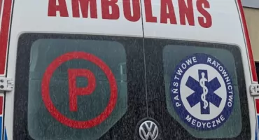 Karetka w drodze do pacjenta zakopała się na remontowanej drodze. Pomogli strażacy
