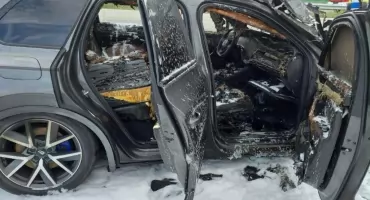 Pożar samochodu na autostradzie A1. Do akcji wysłano trzy zastępy straży pożarnej