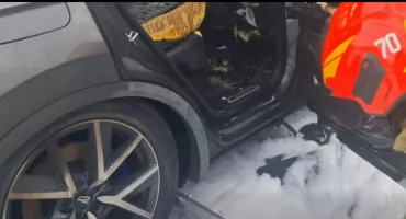 [WIDEO] Pożar hybrydy na autostradzie A1. Strażacy: - Kiedy pojawiają się problemy trzeba się dostosować do sytuacji