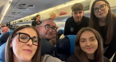 Maja, Wiktoria, Zuzia, Filip i pan Paweł z Mechanika na wyspie Utøya w Norwegii