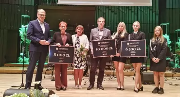 Odebrali nagrody marszałka. Wyróżnieni to Krystyna Michalska, PTH w Radomsku oraz Młodzieżowa Orkiestra Dęta OSP Kamieńsk