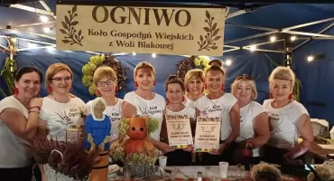 Panie z Koła Gospodyń Wiejskich Ogniwo z Woli Blakowej na dożynkach parafialnych