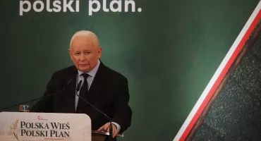Kaczyński jedzie do Dobryszyc i obserwuje: na wsi co dom, to willa