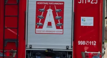 Na jednym z parkingów w Radomsku zapalił się Mercedes. Przyczyna to zwarcie w instalacji