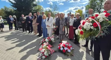 [ZDJĘCIA] 81. rocznica KWP. Uroczystości pod pomnikiem przy Armii Krajowej