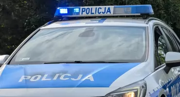 Kolizja w Hucisku Przybyszowskim. Bus marki Renault wypadł z drogi i dachował