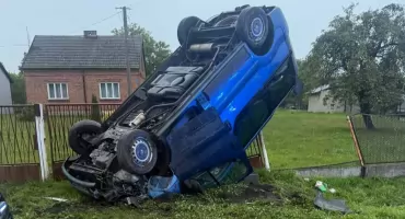 Kolizja w Hucisku Przybyszowskim. Bus marki Renault wypadł z drogi i dachował