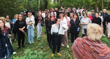Radomszczanie odkrywają żydowski cmentarz. Sto osób na żywej lekcji historii