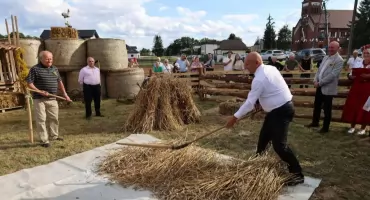 Nowak: - Wójt młóci cepem, Skolim się multiplikuje, a prezes widzi bogatą wieś [Opinia]