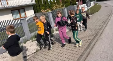 Małe ręce, wielka zmiana. Najmłodsi uczniowie PSP w Woli Blakowej ruszyli sprzątać świat 
