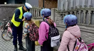 Do komendy dotarły kaski od PZU. Jeśli policjant natknie się na rowerzystę czy młodego człowieka na hulajnodze bez kasku, to…