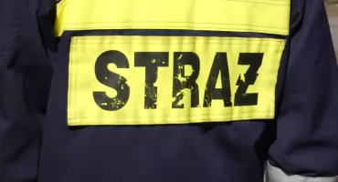 82-latka w stanie zagrożenia życia. Ratowniczki medyczne poprosiły o pomoc strażaków