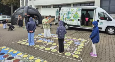 PGK zaprosiło uczniów do Eko Busa, który zaparkował przed MDK-iem