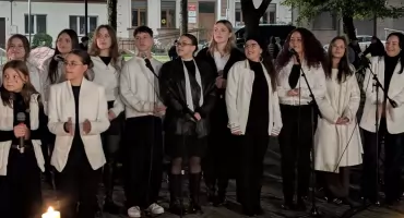[ZDJĘCIA] Usłyszeć więcej. Koncert w ciemności. Wyjątkowe wydarzenie w centrum Pławna połączyło pokolenia