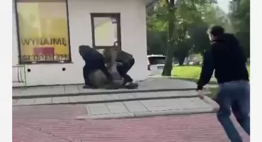 [WIDEO] Mężczyzna z nożem w dłoni na ulicy Leszka Czarnego. Obezwładnili go świadkowie