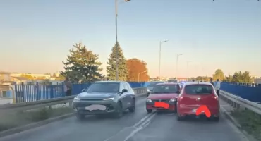 Zderzenie na wiadukcie. Sprawca zapłaci mandat, kierowca drugiego auta stanie przed sądem