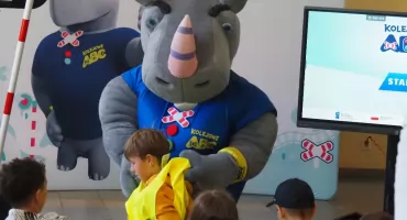 [WIDEO, ZDJĘCIA] Rogatek uczy dzieci bezpieczeństwa. Lekcja na dworcu PKP w Radomsku, po groźnej sytuacji na torach