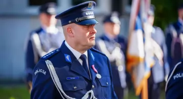 Aspirant sztabowy Tomasz Sienkiewicz i aspirant sztabowy Wiesław Kuc odznaczeni za długoletnią służbę