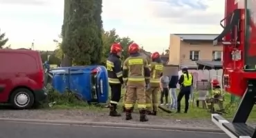 Wypadek na Przedborskiej. Fiat Panda dachował. Kierowca i pasażerka odwiezieni do szpitala 