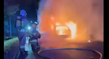 [WIDEO] Pożar Audi. Auto spłonęło doszczętnie. Jechały nim trzy młode osoby