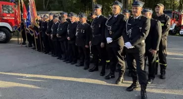 Druhowie z OSP Smotryszów do akcji wyjadą nowym wozem. Został poświęcony