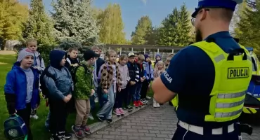 Świeć przykładem. Noś odblaski. Uczniowie Reymontówki odwiedzili policjantów