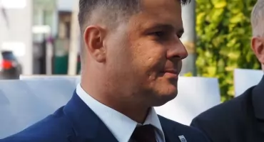 Kucharski: - Dyrektor płacze, burmistrz pokazuje screeny.  W Kamieńsku powiało Edwardem Gierkiem [Komentarz]