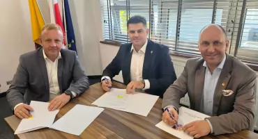Samorządowe taxi dla seniorów w Kamieńsku. Burmistrz podpisał umowę