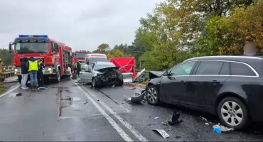 Wypadek na DK91 przed Kamieńskiem. BMW zjechało i uderzyło czołowo w Citroena. Nie żyje 77-latek