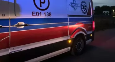 Strażacy zastępowali pogotowie. Pomogli mężczyźnie, który zranił się piłą. 56-latek silnie krwawił