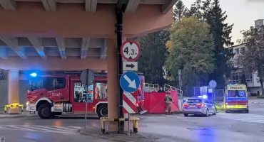 Wypadek pod wiaduktem. Na miejscu strażacy, ratownicy i policjanci 