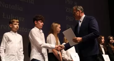 [ZDJĘCIA] Dzień Edukacji Narodowej. Gala w MDK - stypendia dla uczniów, nagrody dla nauczycieli 