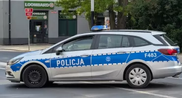 Poszedł do lasu na grzyby, ale znalazł… samochód i troje śpiących w nim ludzi. Wezwał policję
