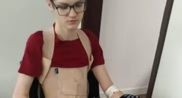 Filip Jabłoński z Radomska ma 17 lat i nowotwór niezłośliwy rdzenia kręgowego. Mama nastolatka: - Mój syn został przykuty do wózka