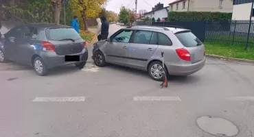 Wypadek w dzielnicy Kowalowiec. Zderzyły się dwa samochody osobowe. Jedna osoba odwieziona do szpitala