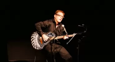 Liderzy kultury. Dominik Żulicki. Jesteś blondyn. Przyjdź na zajęcia z gitary, bo mam samych brunetów