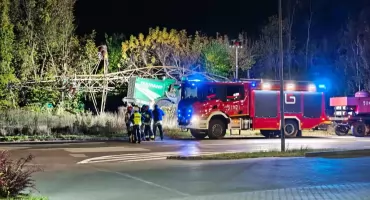 Uwaga. Maszyna przewróciła słup energetyczny. Na miejscu strażacy 