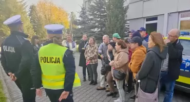 Odwiedzili radomszczańską komendę. Do domów wrócili z elementami odblaskowymi